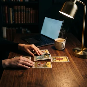 Mga tarot card na nakalatag sa tabi ng hourglass na kumakatawan sa tamang timing para sa paglipat ng trabaho.